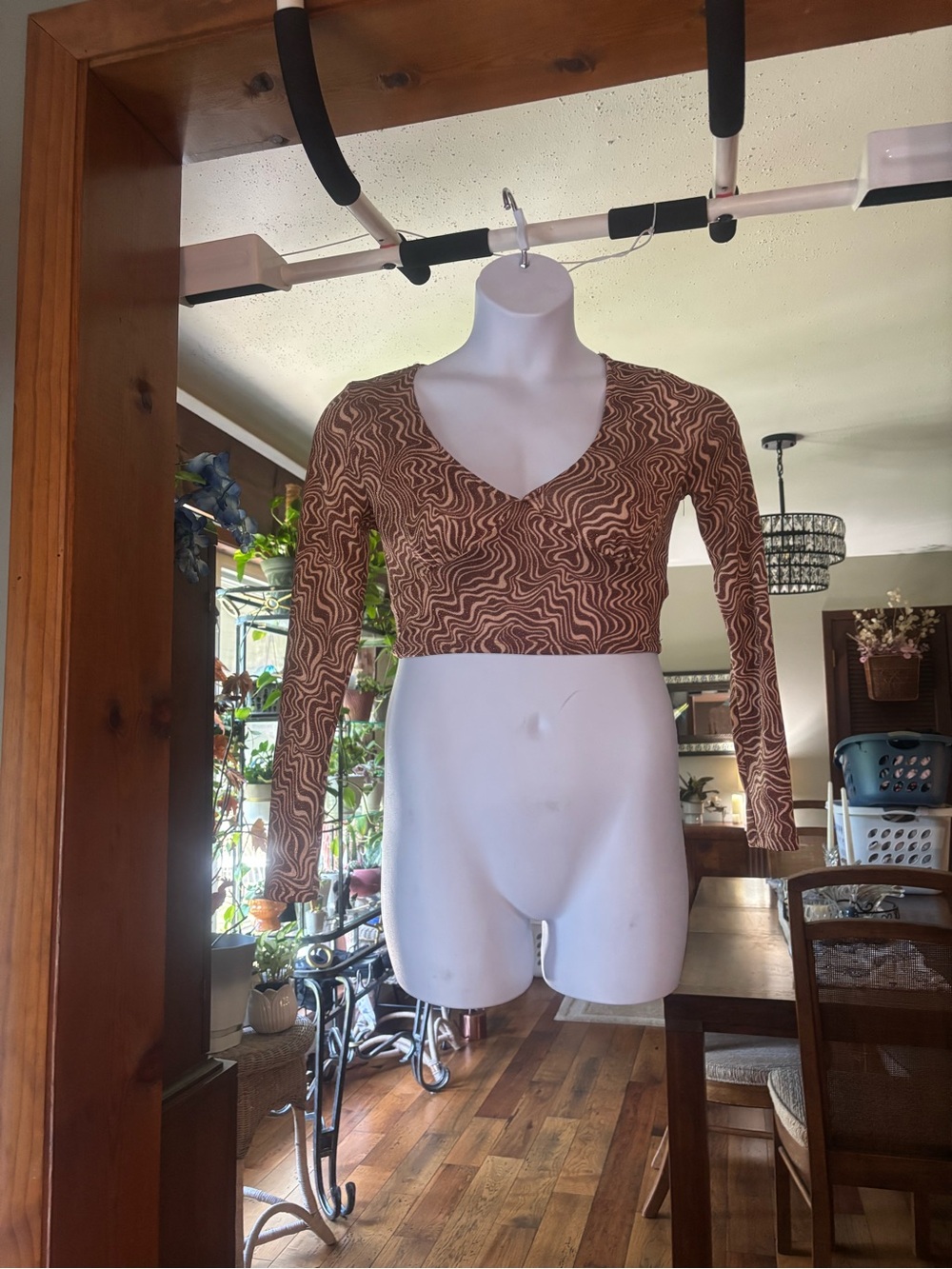 Altar’d State Women’s Brown Pink Geometric Long-Sleeve V-Neck Crop Top